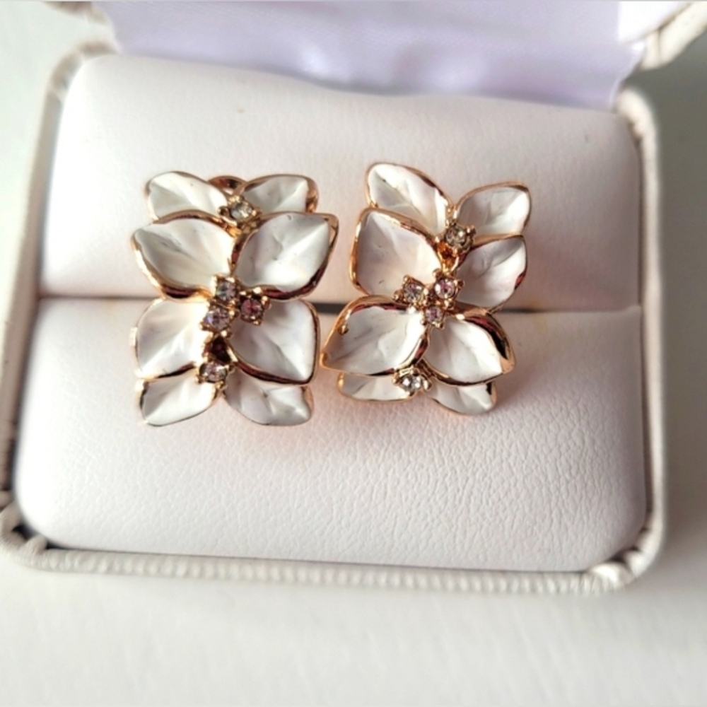 Elegant Gold and White Floral EarringsElegant Gold and White Floral Earrings